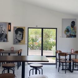 Go Pita - Restaurant seating area