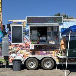 El Mundo De Las Garnachas - The yummy truck! I wish that we had gotten an Aguas Fresca.