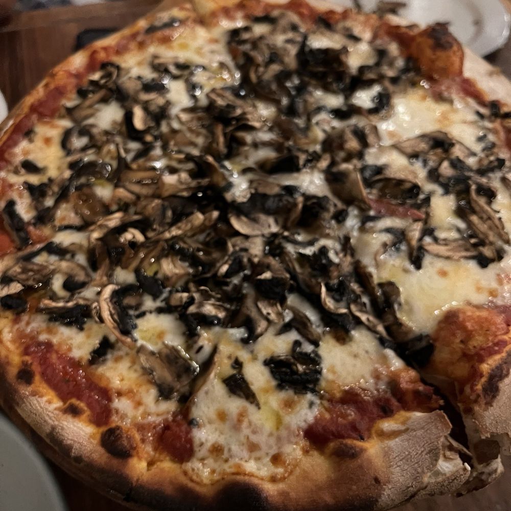 La Rústica - Funghi pizza - Pizza Near Me - Sayulita, NAY La Rústica - Funghi pizza - Pizza Near Me - Sayulita, NAY