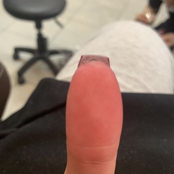 Levue Nails & Spa - Obvious slant to the right, the left is higher then the right - Nail Salons Near Me - Bellevue, Washington