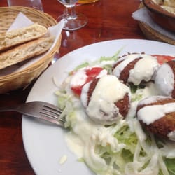 La Cueva - Falafel al plato, con pan.