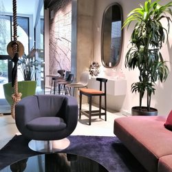Avant-Scène - B&B Tulip armchair, Bensen Torii stool.