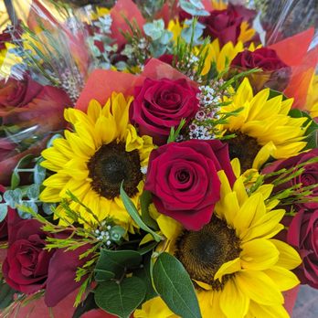Sisters Flowers - Mother's day bouquet - Floral Designers Near Me - Escondido, California Sisters Flowers - Mother's day bouquet - Floral Designers Near Me - Escondido, California