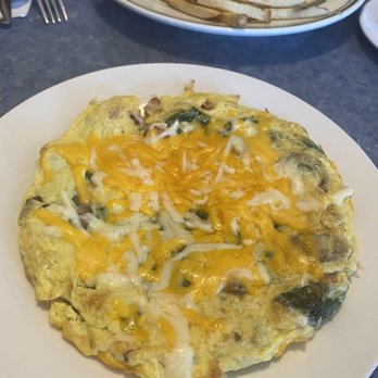 Izzy's Cafe - Omelette: jalapeño, sausage, mushroom and spinach - Barbeque Near Me - El Cajon, California