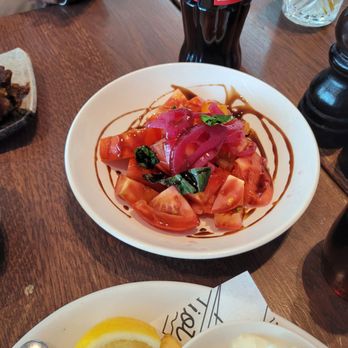Gordon Ramsay Plane Food - Tomato salad with balsamic vinegar - British Near Me - Hounslow, XGL Gordon Ramsay Plane Food - Tomato salad with balsamic vinegar - British Near Me - Hounslow, XGL