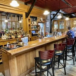 Lisa's Crown & Hammer Pub & Restaurant - The bar area