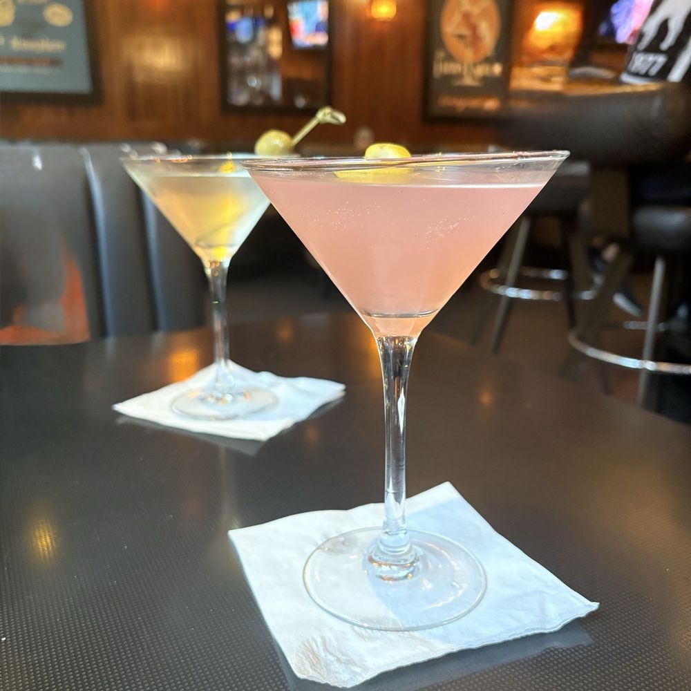 Blue Line Lounge & Grill - Lounges Near Me - Chicago, Illinois