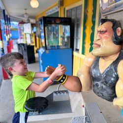 Wonderland Amusement Park - Strong Guy Competition