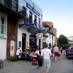 Hammersmith Bridge - Perfect place to meet friends for a beer