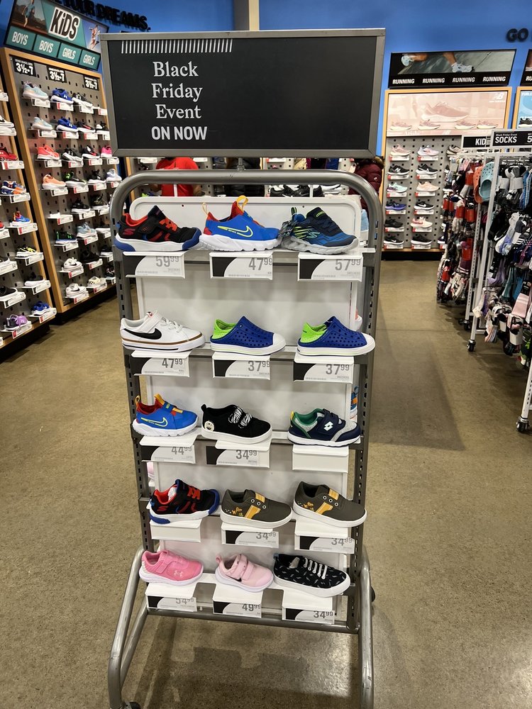 SPORT CHEK Updated August 2024 18 Photos 1920 Eglinton Avenue E