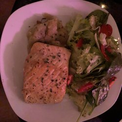 Casa Chica - SALMON EMPAPELADO: Filete de Salmon horneado, acompañada de pure y enselada