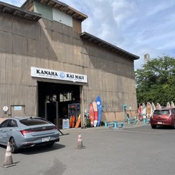 Kanaha Kai - Parking and storefront
