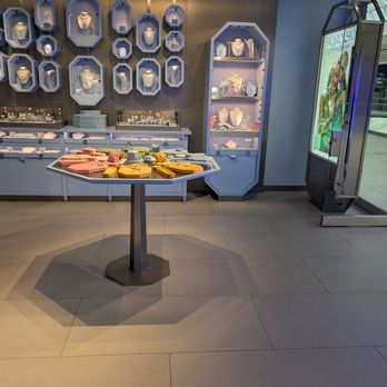 Swarovski - Interior - Jewelry Near Me - Markham, Ontario