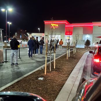 In-N-Out Burger - People standing in line - Fast Food Near Me - Aurora, Colorado In-N-Out Burger - People standing in line - Fast Food Near Me - Aurora, Colorado