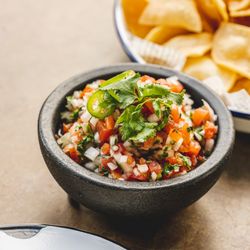 Tacos La Cantina - Pico de Gallo and chips
