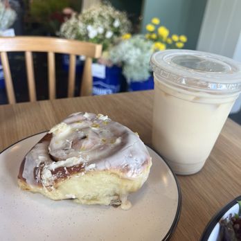 The Flower Kitchen - Roll and iced London Fog - Cafes Near Me - Franklin, Tennessee