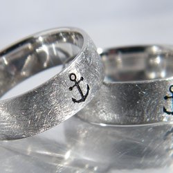 Schmuck Mann - Eheringe aus Platin mit Außengravuren.