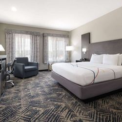 La Quinta by Wyndham Tulsa Airport / Expo Square - Guest room