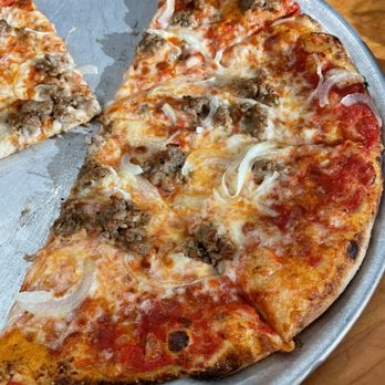 Maine Beer - Sausage onion pizza - Breweries Near Me - Freeport, Maine