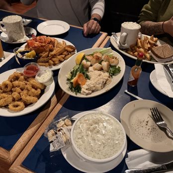 Boston Sail Loft - New England Clam Chowder Broiled Sea Scallops Fresh Calamari Rings New England Lobster Roll - Bars Near Me - Boston, Massachusetts