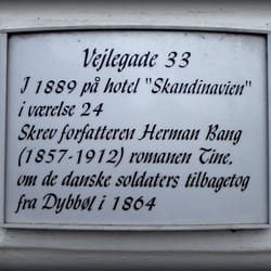 Herman Bang mindeplade - Stålpennen kradsede mod papiret i værelse 24
