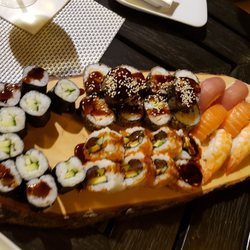 Tamakuchi - Sushi für 2 Personen.