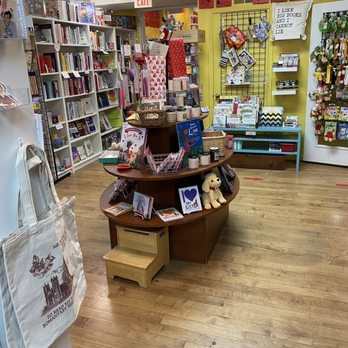 The Novel Neighbor - Books, Mags, Music & Video Near Me - Webster Groves, Missouri