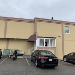 Monarch - Separate entrance for pick up orders and delivery service pickup (I saw Grubhub & DoorDash signs)