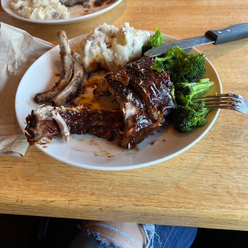 Baby back ribs, garlic mashed potatoes, broccoli