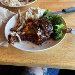 Baby back ribs, garlic mashed potatoes, broccoli