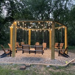 Spring House Inn - Outdoor area with chairs, swings and fire pit