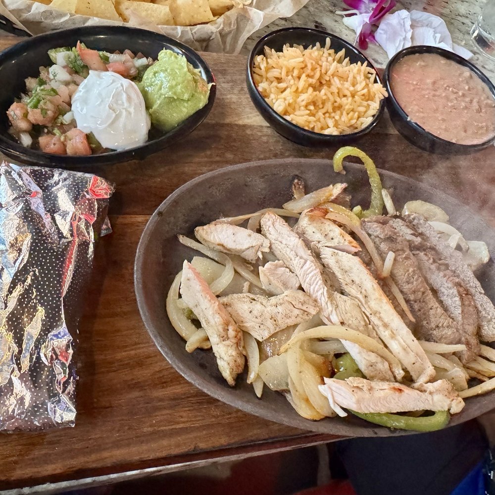 Rosa's Mexican Cocina - Combo Fajitas, cute setup - Mexican Near Me - Terrell, Texas