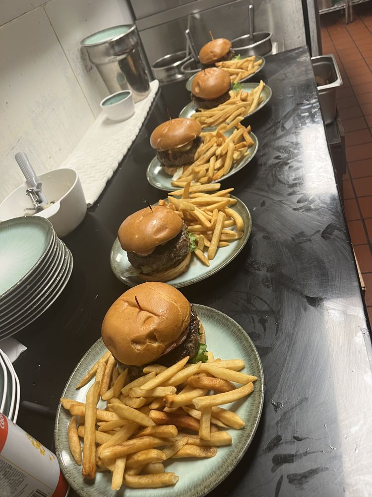 Pacos Family Diner Logo