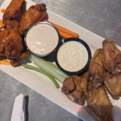 The Black Oak - Lemon pepper and buffalo traditional Boneless Wings (12)