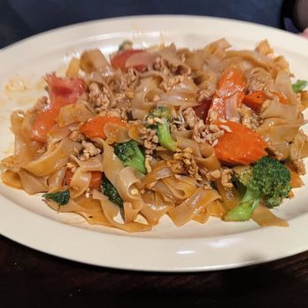 Sonora Thai Cuisine - Chicken Drunkin noodles - Thai Near Me - Sonora, California Sonora Thai Cuisine - Chicken Drunkin noodles - Thai Near Me - Sonora, California