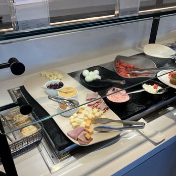 United Club - Phoenix - Airport Lounges Near Me - Phoenix, Arizona