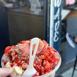 Juice Wave - Açai bowl with almond butter yum!