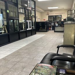 Waiting area, the only magazines are about glass! Waiting area, the only magazines are about glass!
