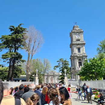 Dolmabahçe Sarayı - The waiting is real. - Landmarks & Historical Buildings Near Me - Istanbul, 34