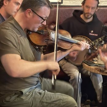 Kelly's Cellars - Trad musicians - Pubs Near Me - Belfast, BFS Kelly's Cellars - Trad musicians - Pubs Near Me - Belfast, BFS