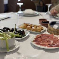 Dona Maria - Presunto, cebolinha com sal, chouriço caseiro, mini croissants com carne, e azeitonas deliciosas.