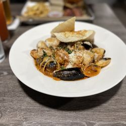 Challenger Tap House - Linguine with Clam, Mussle and Shrimp