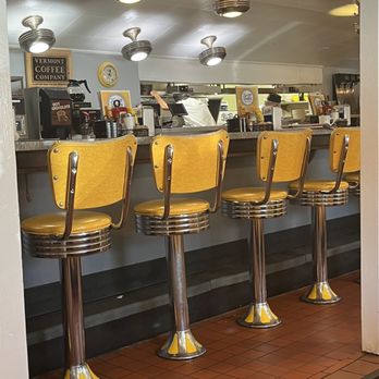 Henrys Diner - The diner counter - Diners Near Me - Burlington, Vermont