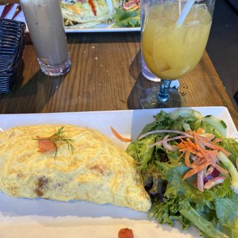 Café Luna - 3 eggs omelette with salmon & bacon and peach fizz (mocktail) - Coffee & Tea Near Me - Cambridge, Massachusetts