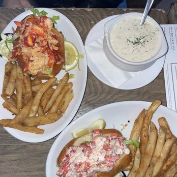 The Bell In Hand - Hot Lobster Roll New England Clam Chowder and Classic Lobster Roll - Lounges Near Me - Boston, Massachusetts The Bell In Hand - Hot Lobster Roll New England Clam Chowder and Classic Lobster Roll - Lounges Near Me - Boston, Massachusetts
