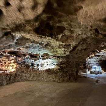 Jacob's Cave - Tours Near Me - Versailles, Missouri