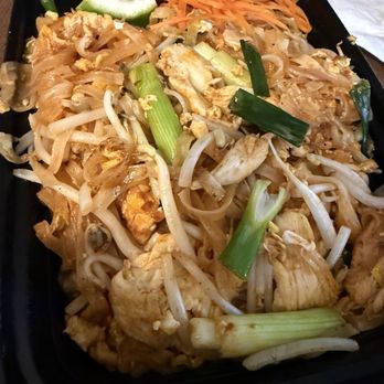 Cancoon Thai Restaurant - Chicken pad Thai - Thai Near Me - Bellflower, California