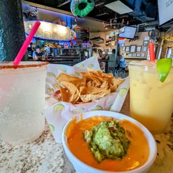 Chimy's Cerveceria - Mud queso, chips and dranks