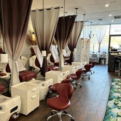 Lavish Nails & Spa - Pedicure spa area