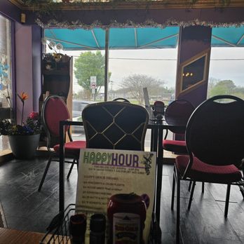 Mad Hatter Cafe / The Looking Glass - Seating area - Breakfast & Brunch Near Me - Salisbury, Maryland